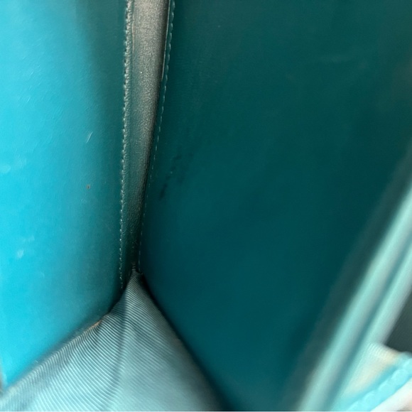 CHANEL Rare 2018 Metiers d’Art 2018 Turquoise Chevron Zipped Wallet - Picture 14 of 16